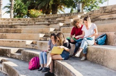 Freunde studieren zusammen altes Stadion