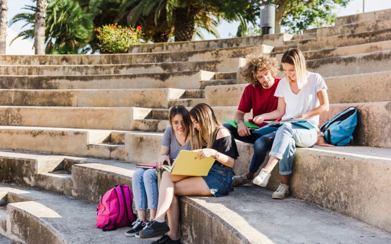 Freunde studieren zusammen altes Stadion