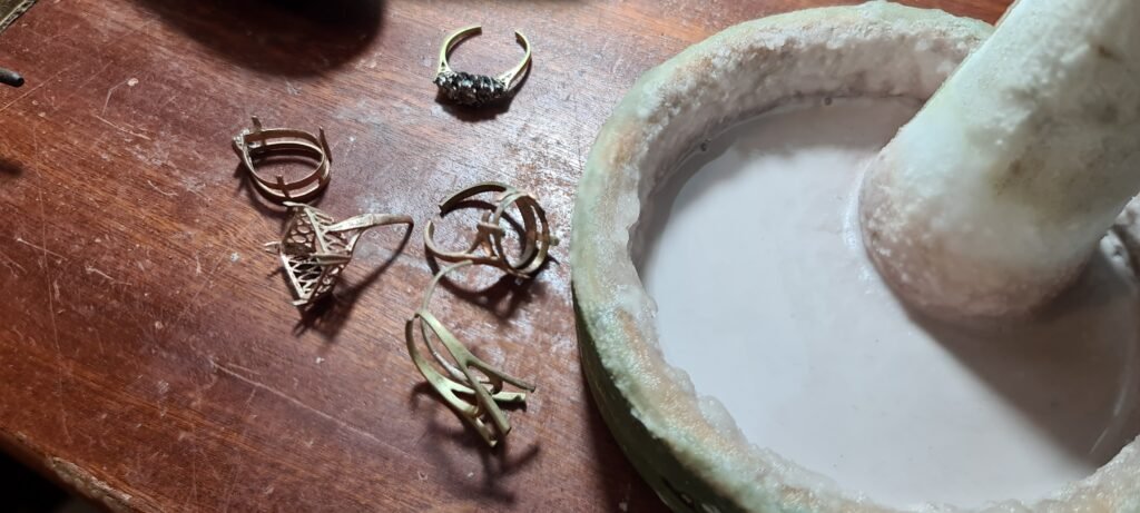 In den Händen von Tara Lois: Wo die Erinnerung zum Schmuck wird 3 20221116 103339