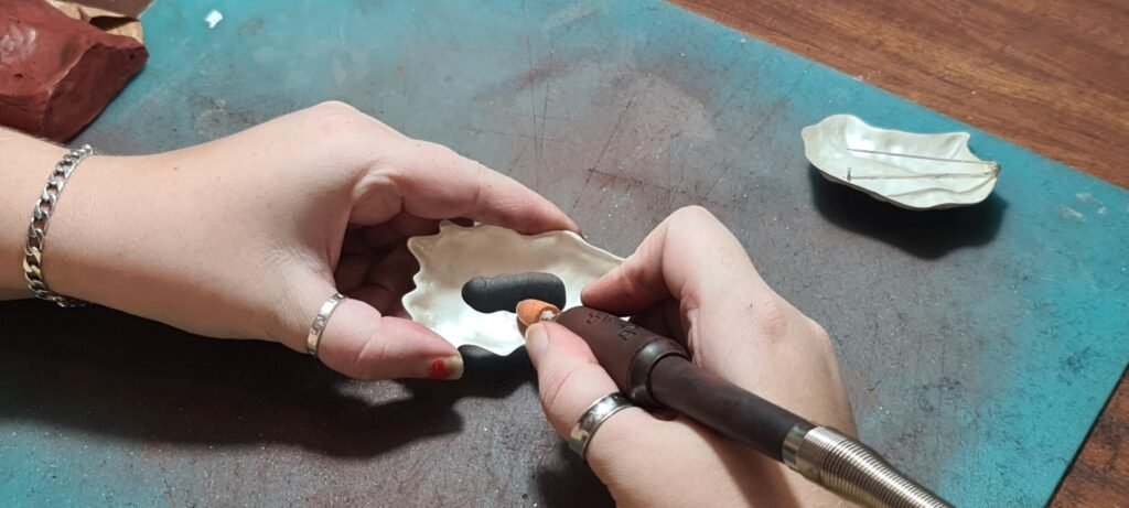 In den Händen von Tara Lois: Wo die Erinnerung zum Schmuck wird 2 20230210 162155 1